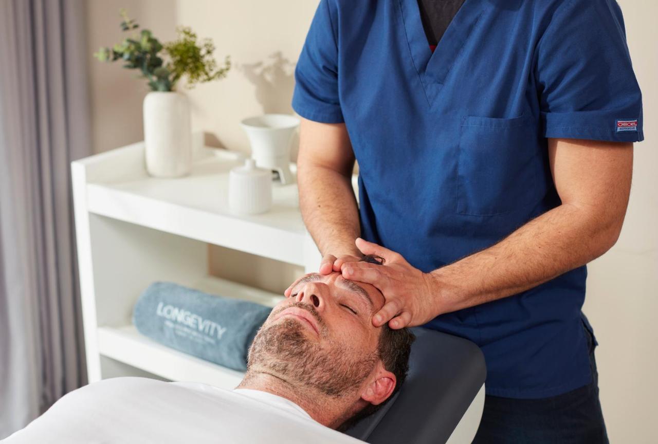 Longevity Health & Wellness Hotel - Adults Only Alvor Exterior photo A chiropractor treating a patient
