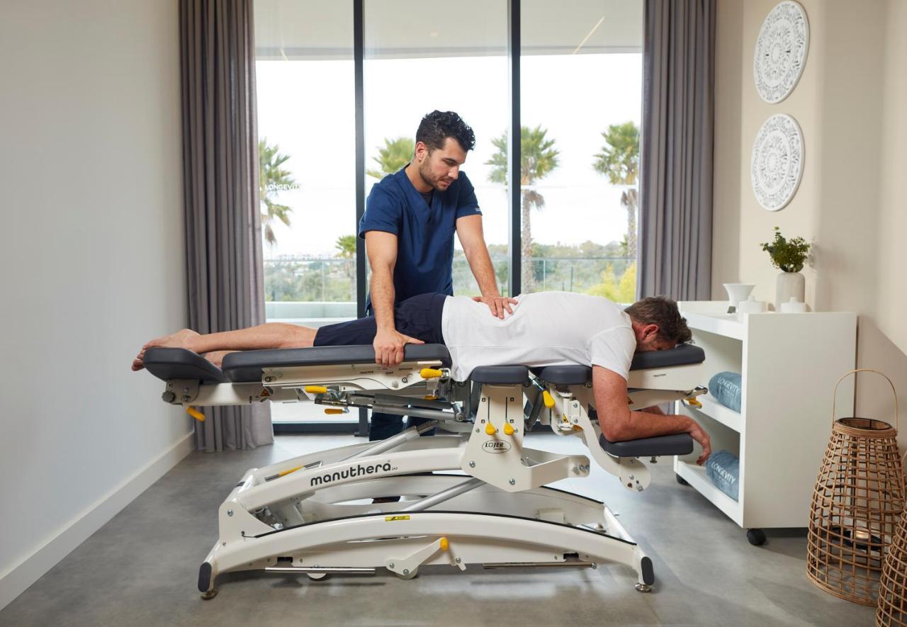 Longevity Health & Wellness Hotel - Adults Only Alvor Exterior photo A chiropractor treating a patient