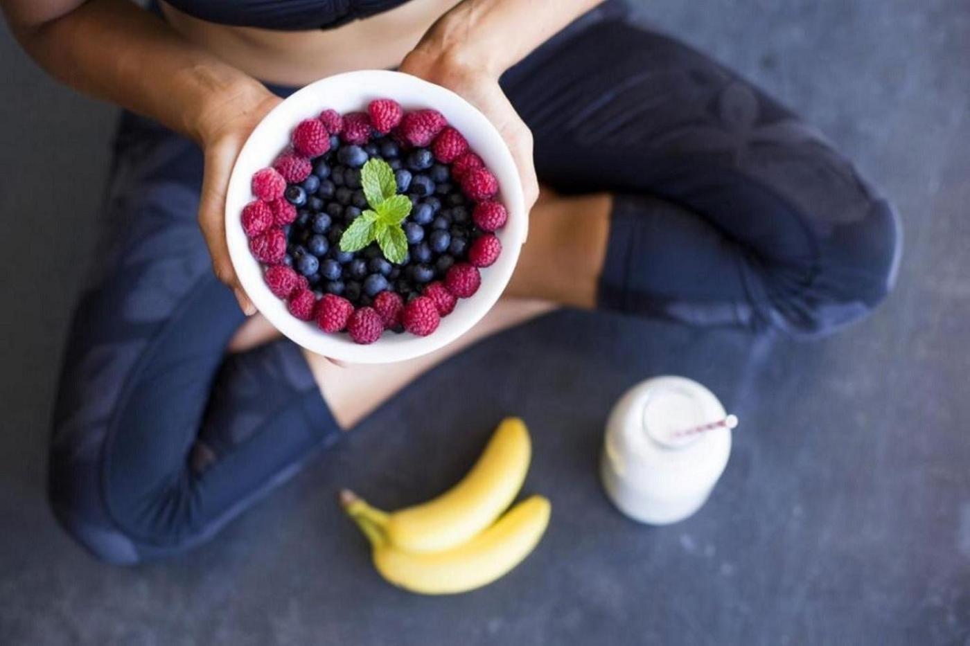 Longevity Health & Wellness Hotel - Adults Only Alvor Exterior photo A woman holding a bowl of fruit